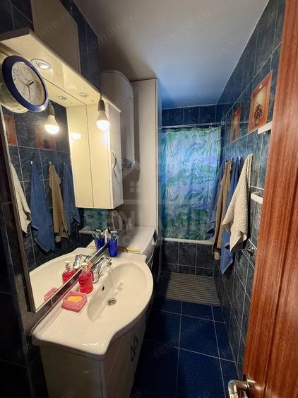 Apartament cu 4 camere decomandat în Craiovița Nouă
