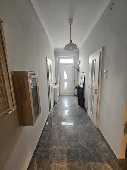 Apartament cu 3 camere semidecomandat, mobilat în Central