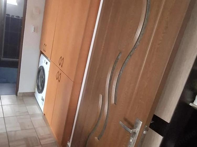 Apartament cu 2 camere semidecomandat, mobilat în Craiovița Nouă