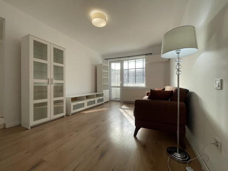 Apartament cu 3 camere semidecomandat, mobilat în Central