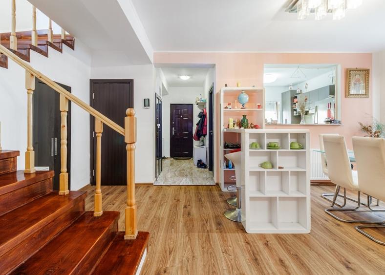 Duplex cu 4 camere cu Canalizare în 1 Decembrie