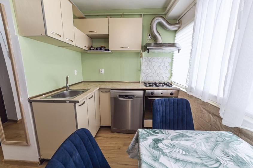 Apartament cu 3 camere semidecomandat, mobilat în Titan