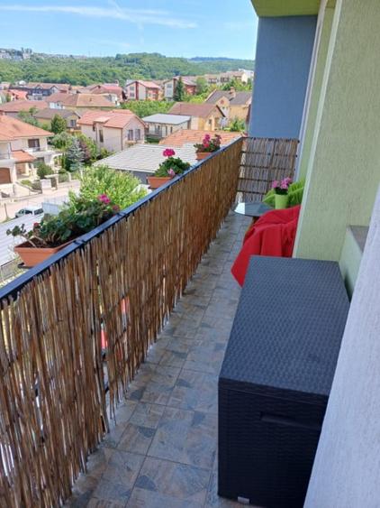 Apartament cu 3 camere decomandat în Câmpului