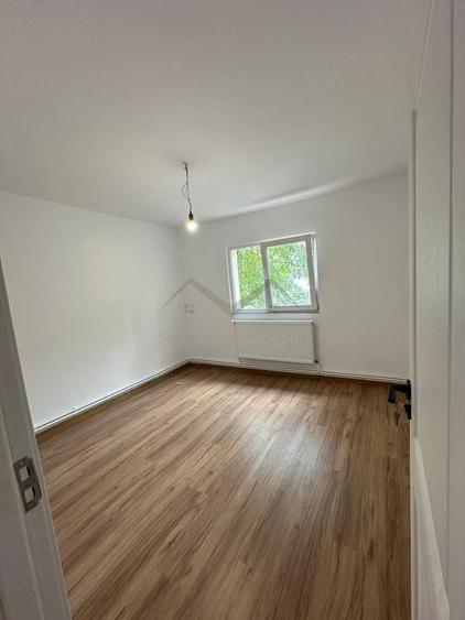 Apartament cu 4 camere decomandat în Dacia