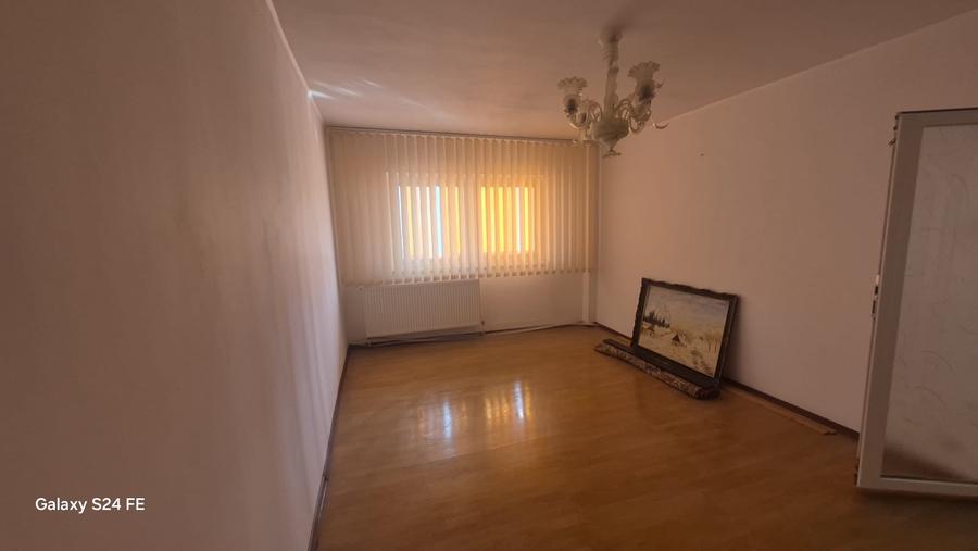 Apartament cu 3 camere decomandat în 1 Mai