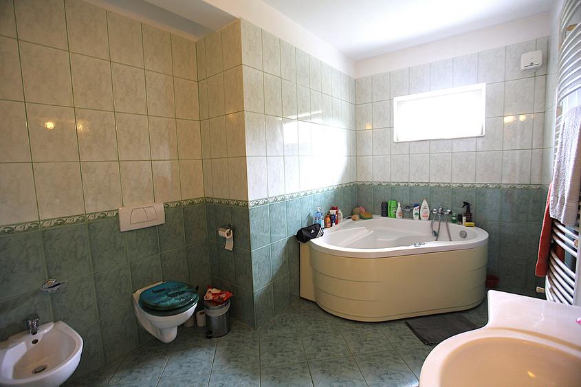 Casă individuală cu 8 camere cu Canalizare în Tractorul