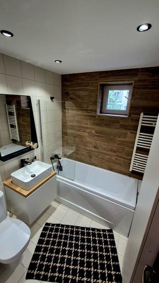 Apartament cu 3 camere decomandat în Teiul Doamnei