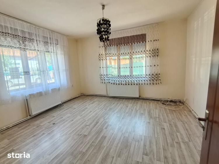 Casă cu 6 camere cu Canalizare în Central