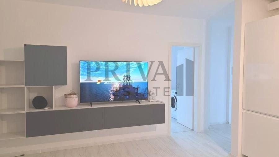 Apartament cu 3 camere semidecomandat, mobilat în Soarelui