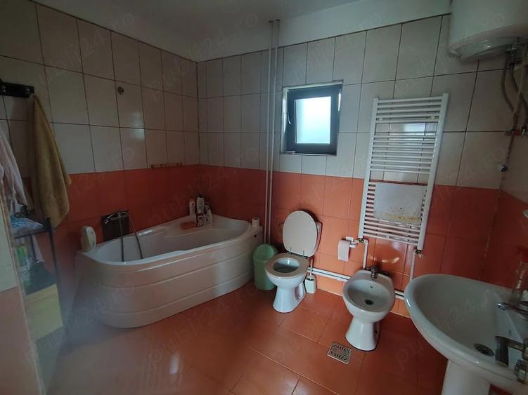 Casă cu Teren 1244 Mp în Văcărești