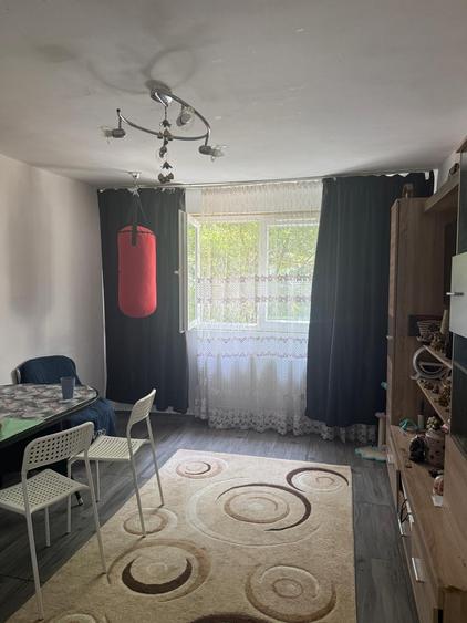 Apartament cu 4 camere în Colentina