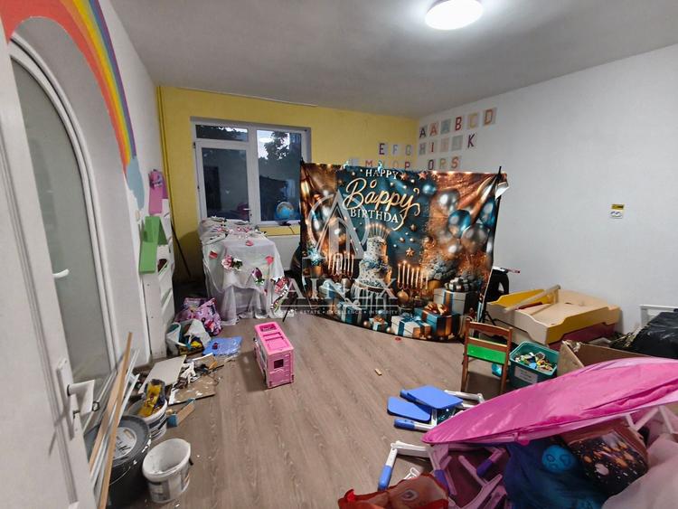 Casă individuală cu 8 camere cu Canalizare în Lipovei