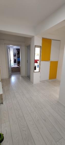 Apartament cu 3 camere decomandat, mobilat în Turnișor