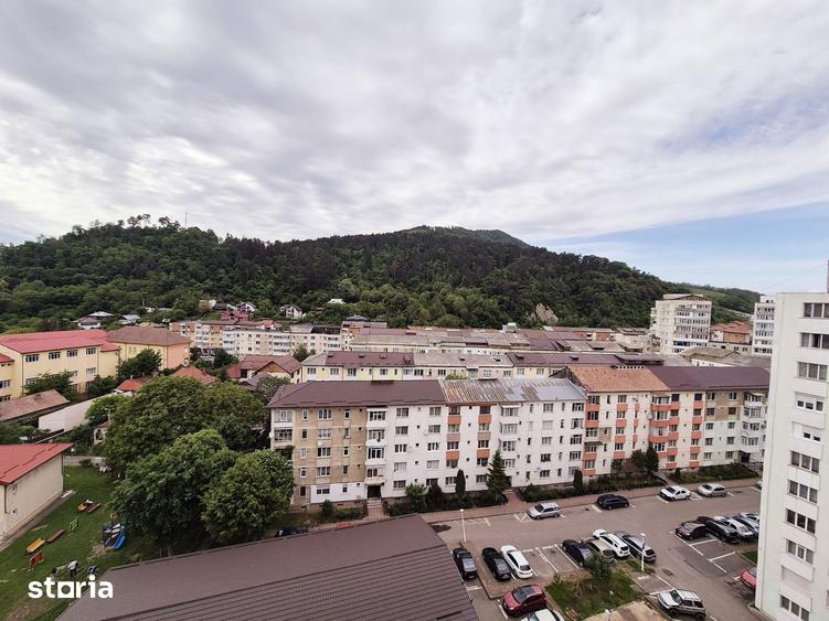 Apartament cu 3 camere decomandat în Est