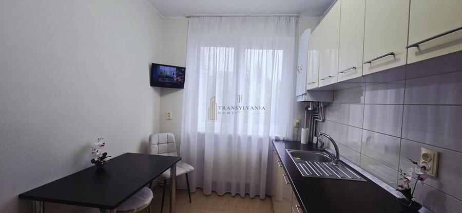 Apartament cu 3 camere semidecomandat, mobilat în Calea Dumbrăvii
