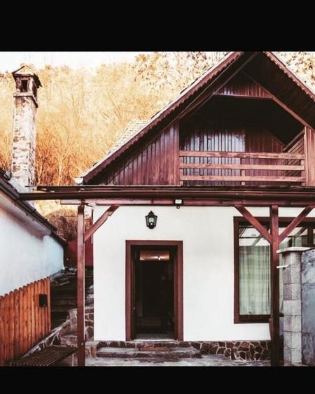 Apartament cu 4 camere decomandat, mobilat în Central