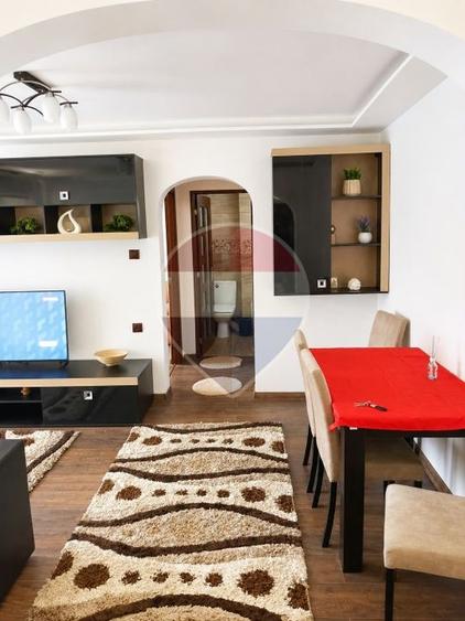 Apartament cu 2 camere semidecomandat, mobilat în Central