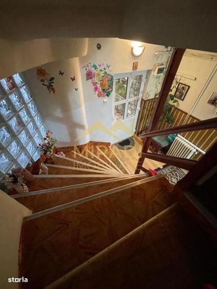 Apartament cu 4 camere decomandat, mobilat în Castelul Peleș