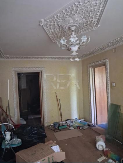 Apartament cu 3 camere semidecomandat în Berceni