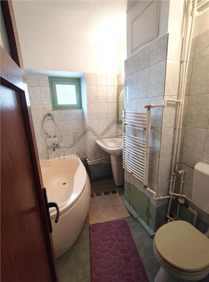 Apartament cu 4 camere decomandat, mobilat în Nicolina