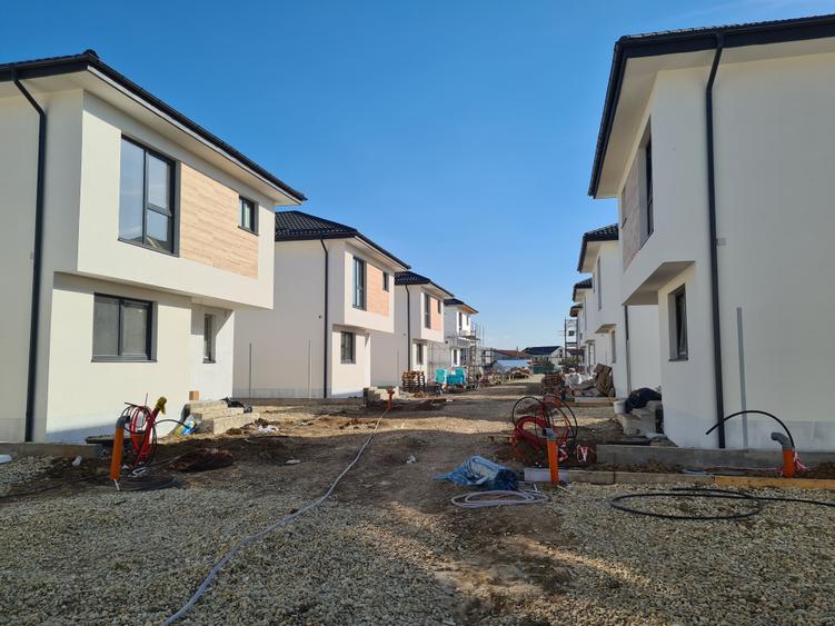 Casă individuală cu 4 camere cu Teren 240 Mp în Odăi