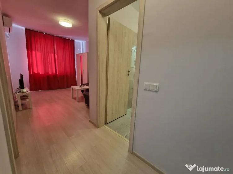 Garsonieră decomandată în Roșu