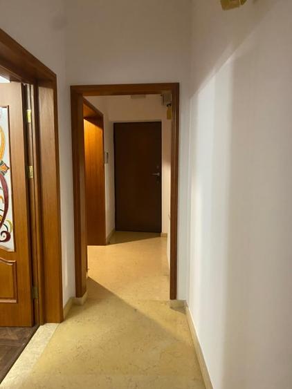 Casă individuală cu 7 camere cu Canalizare în Ultracentral