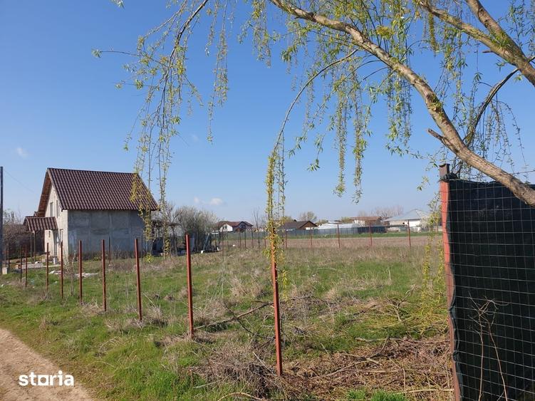 Teren de 400 mp, în Vărăști