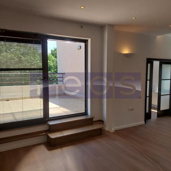 Apartament cu 5 camere decomandat în Kiseleff