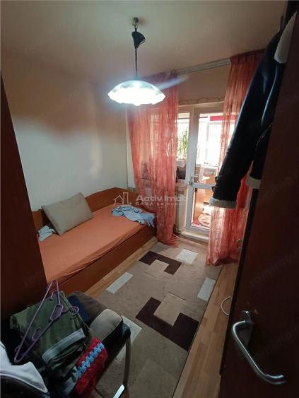 Apartament cu 4 camere decomandat în Sărari