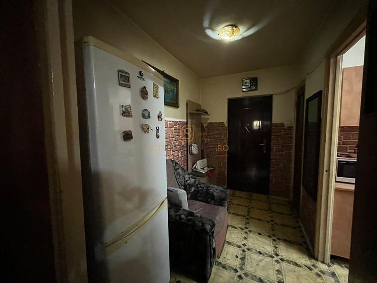 Apartament cu 3 camere semidecomandat, mobilat în Berceni