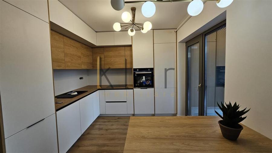 Apartament cu 3 camere semidecomandat, mobilat în Zorilor