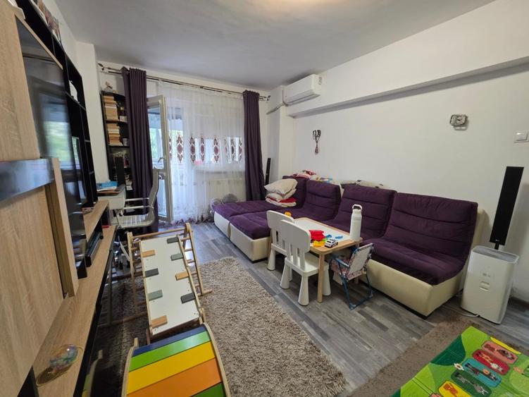 Apartament cu 3 camere semidecomandat în Dristor