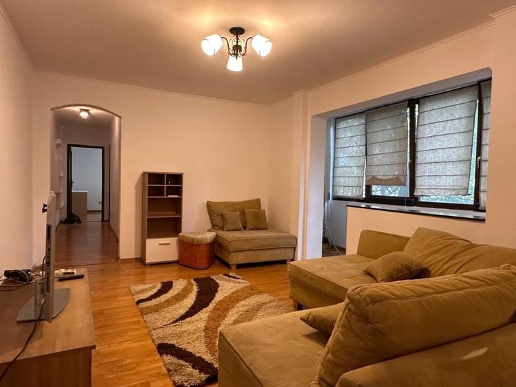 Apartament cu 3 camere semidecomandat în Dacia