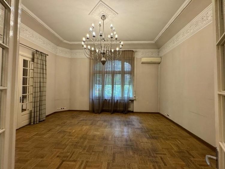 Casă cu 11 camere cu Garaj în Dacia