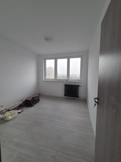 Apartament cu 3 camere decomandat în Apusului