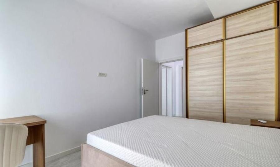 Apartament cu 3 camere semidecomandat, mobilat în Decebal