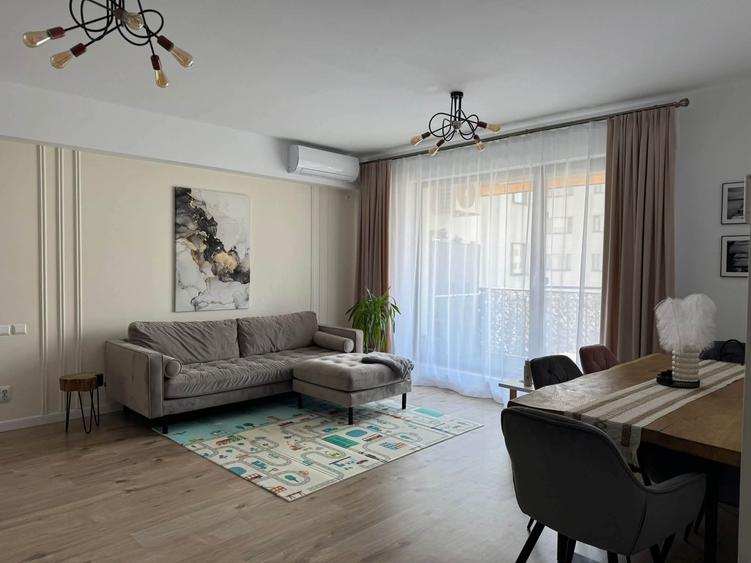 Apartament cu 4 camere semidecomandat în Băneasa