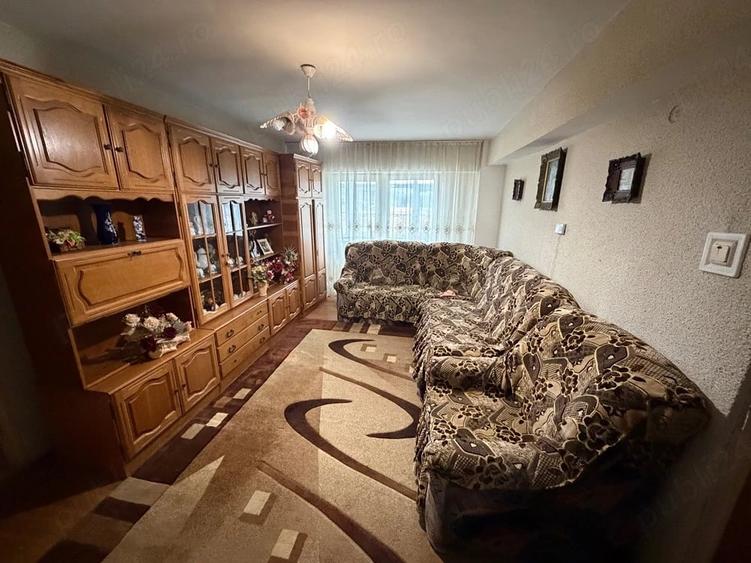 Apartament cu 3 camere semidecomandat în Central