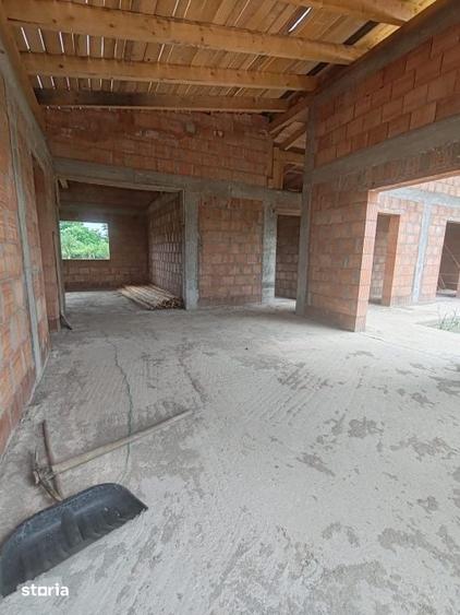 Casă cu 4 camere cu Teren 1000 Mp în Săcălășeni