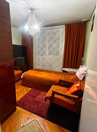 Apartament cu 3 camere semidecomandat în Plopilor