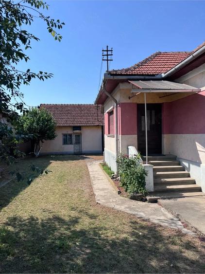 Casă cu 2 camere cu Teren 3400 Mp în Central