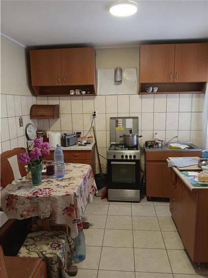 Casă cu 9 camere cu Canalizare în Cârlig