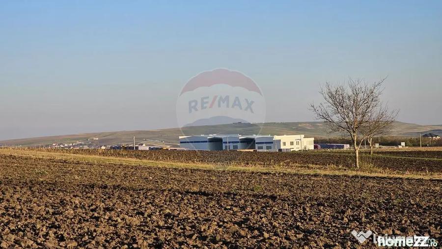 Teren de 6100 mp, în Stroiești