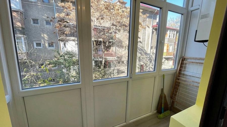 Apartament cu 3 camere semidecomandat în Grivița