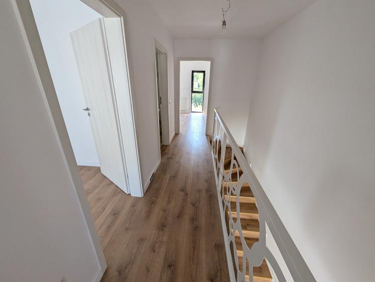 Casă individuală cu 4 camere cu Teren 100 Mp în Tunari