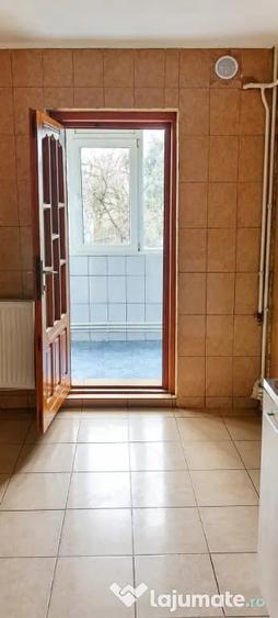 Apartament cu 3 camere decomandat în Micro 21