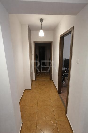 Apartament cu 3 camere semidecomandat, mobilat în Titan