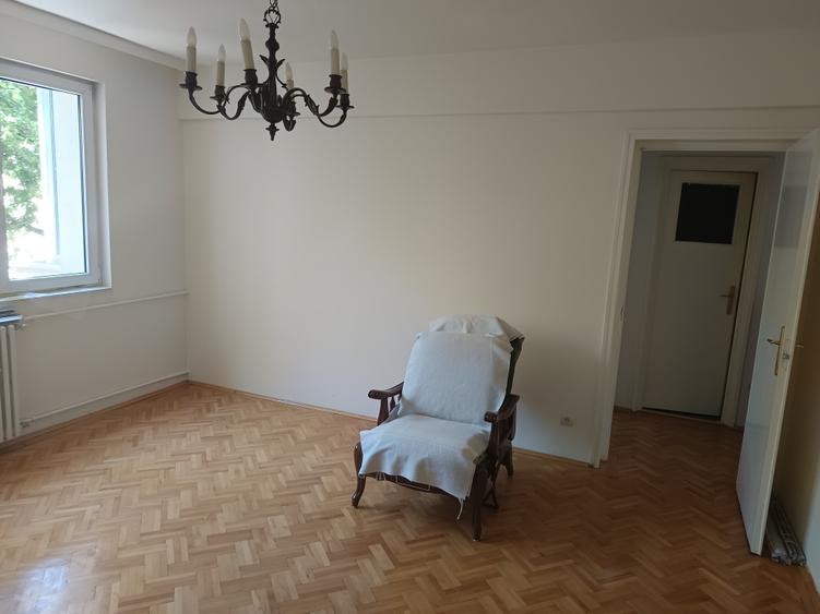 Apartament cu 3 camere semidecomandat în Gara de Nord