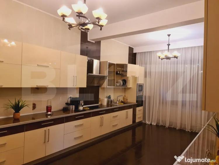 Casă cu 7 camere cu Teren 700 Mp în Central